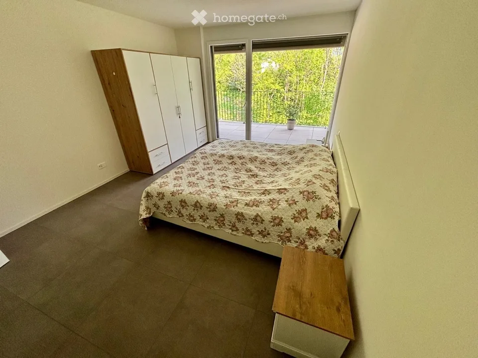 Modernes 3.5-Zimmer-Wohnung mit Möbeln + 1 Parkplatz in der Tiefgarage – Foto 3 von 5