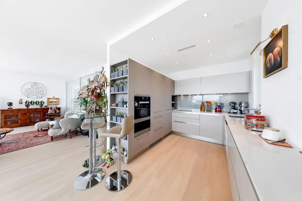 Außergewöhnliches Penthouse mit Füßen im Wasser – Foto 9 von 13
