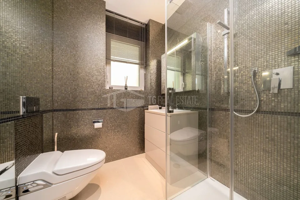 Elegantes Luxus-Penthouse mit Panoramablick auf den See – Foto 12 von 17