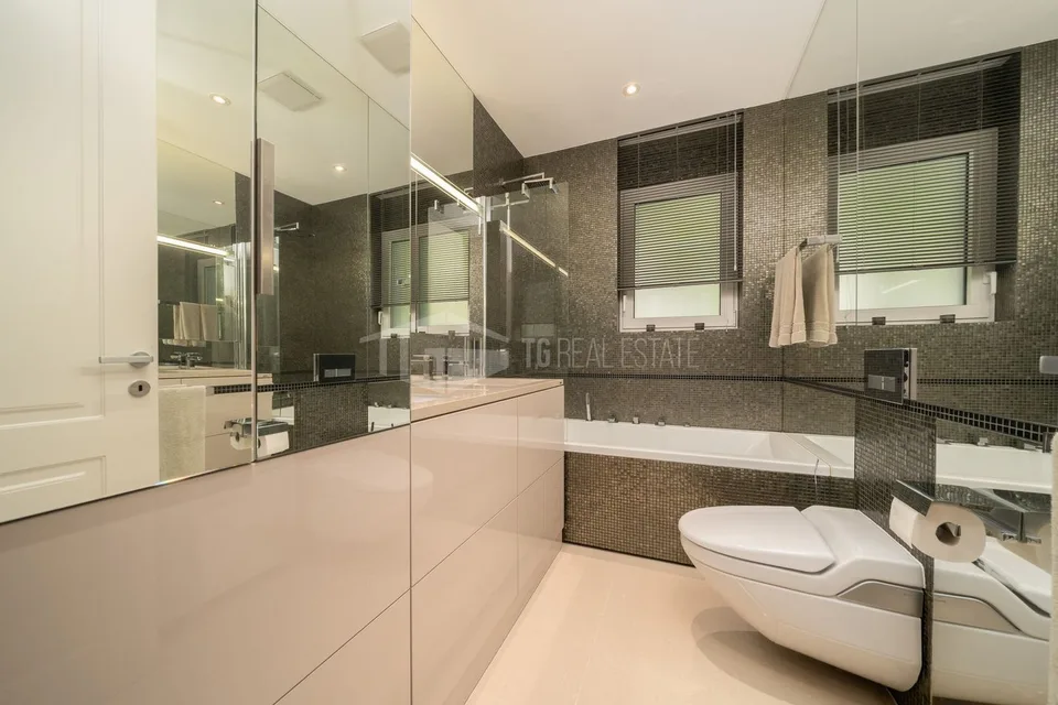 Elegantes Luxus-Penthouse mit Panoramablick auf den See – Foto 10 von 17