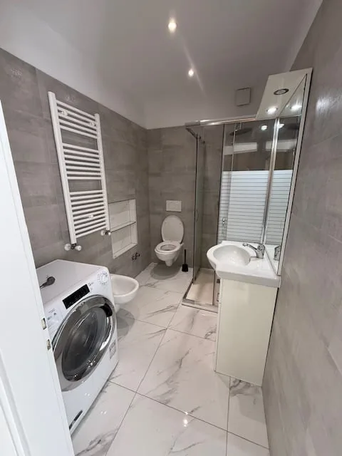 Bright 2-room apartment with balcony and panoramic view in Lumino – photo 4 of 5