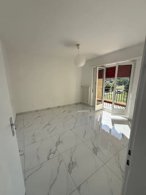 Bright 2-room apartment with balcony and panoramic view in Lumino – photo 3 of 5