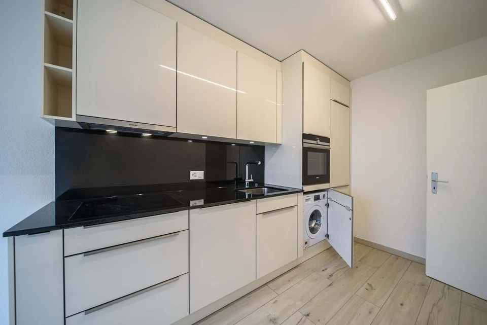 Renovated 2.5-room apartment in Basel with private garden – photo 4 of 25