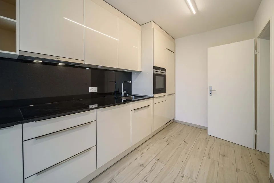 Renovated 2.5-room apartment in Basel with private garden – photo 3 of 25