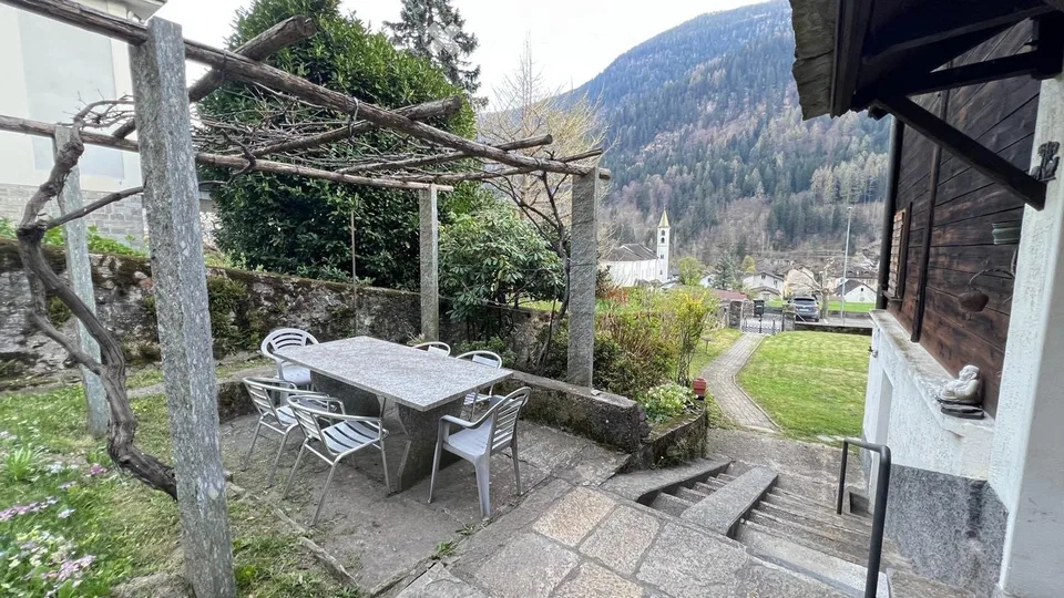 FAIDO HISTORISCHES HAUS MIT GARTEN EINGERICHTET – Foto 6 von 13