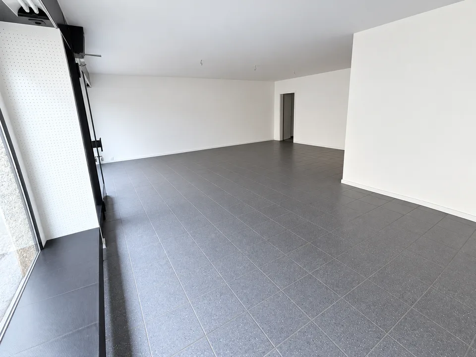 Occasion unique : Local commercial avec accès direct à l'appartement 2 pièces – photo 6 sur 14