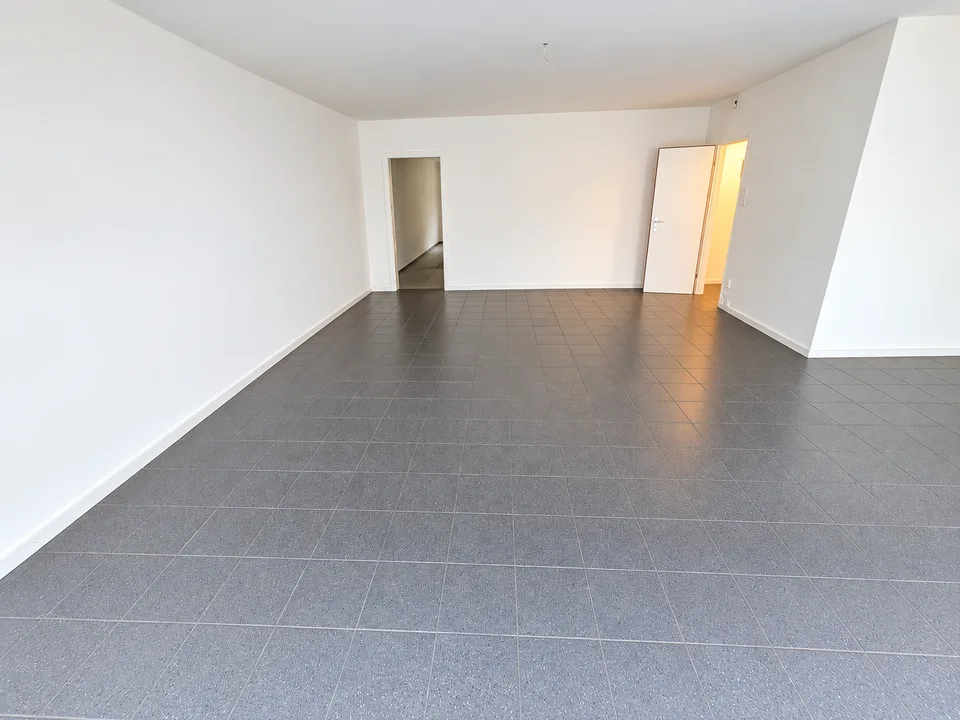 Occasion unique : Local commercial avec accès direct à l'appartement 2 pièces – photo 5 sur 14