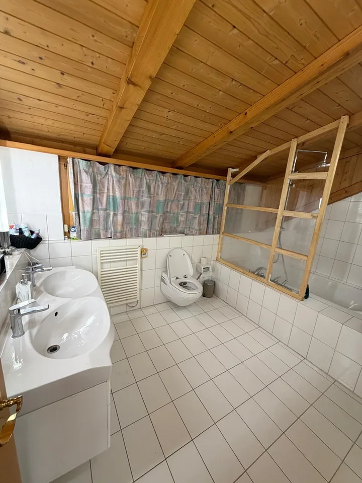 Alleinstehendes Einfamilienhaus mit gepflegtem, grossem Garten – Foto 8 von 12