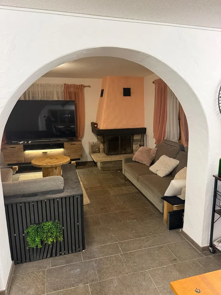 Alleinstehendes Einfamilienhaus mit gepflegtem, grossem Garten – Foto 3 von 12