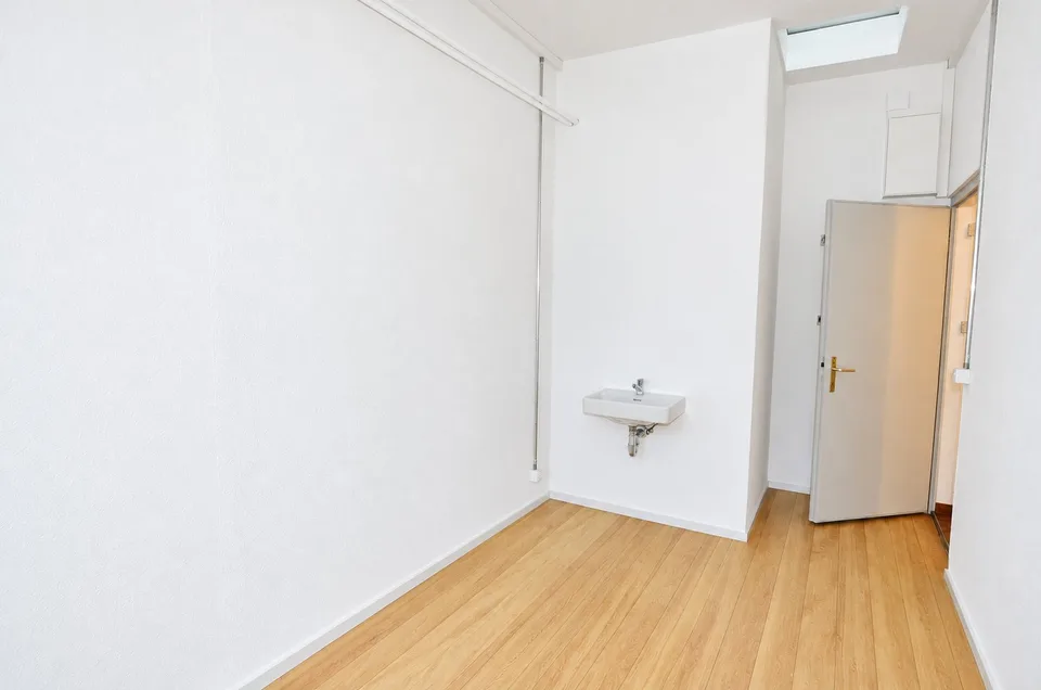 Small, fine & in the midst of the old town – charming office space in Burgdorf – photo 3 of 4