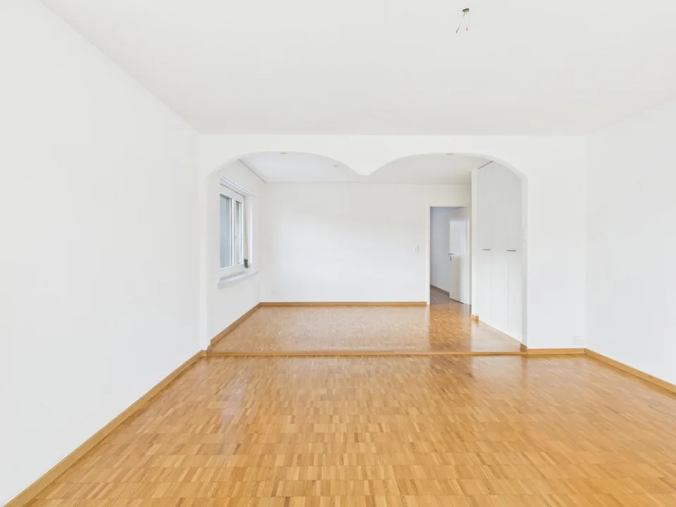 Helle 3.5-Zimmer-Wohnung mit vielseitiger Raumaufteilung – Foto 3 von 13