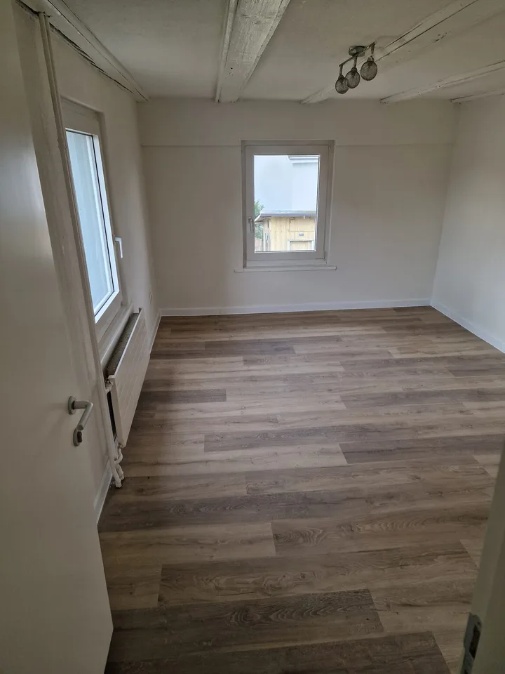 Appartamento di 4 locali al piano terra con proprio spazio di soggiorno – disponibile immediatamente! – foto 4 di 12
