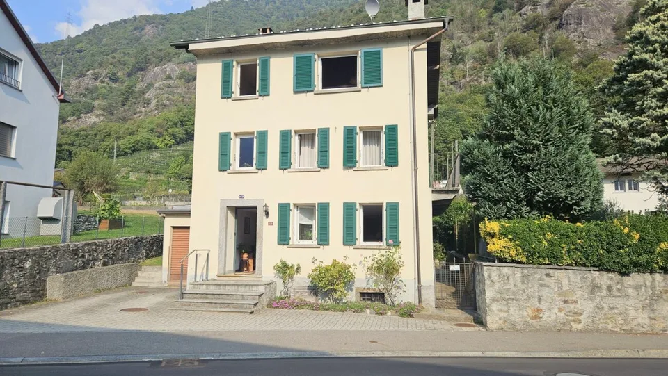 GERÄUMIGES EINFAMILIENHAUS MIT GARTEN IN S.VITTORE – Foto 2 von 18