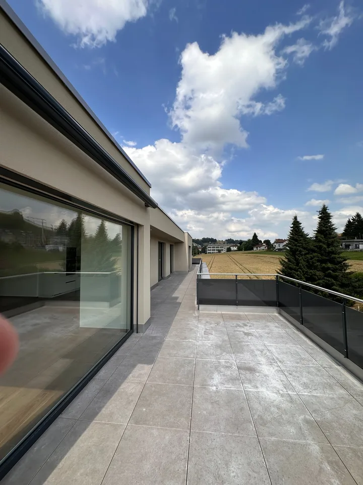 Traumhafte, moderne 3.5-Zimmer-Attikawohnung mit tollem Grundriss und Weitsicht zu vermieten. – Foto 10 von 12