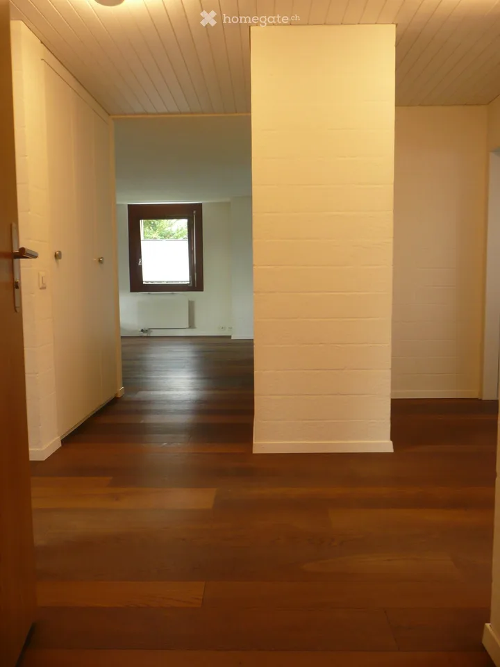 Ampio appartamento di 4.5 locali con balcone a vetri a Cham – foto 4 di 9