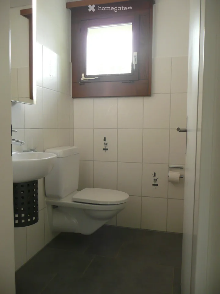 Ampio appartamento di 4.5 locali con balcone a vetri a Cham – foto 8 di 9
