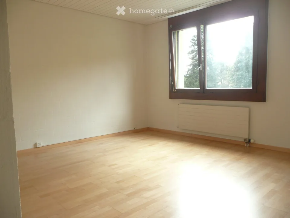 Ampio appartamento di 4.5 locali con balcone a vetri a Cham – foto 5 di 9