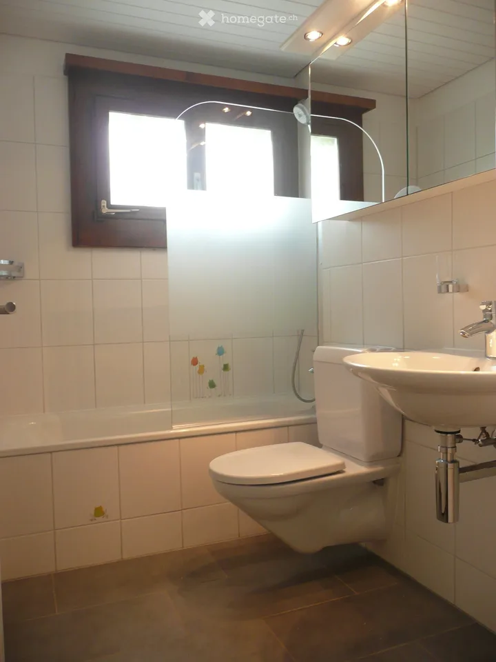 Ampio appartamento di 4.5 locali con balcone a vetri a Cham – foto 9 di 9