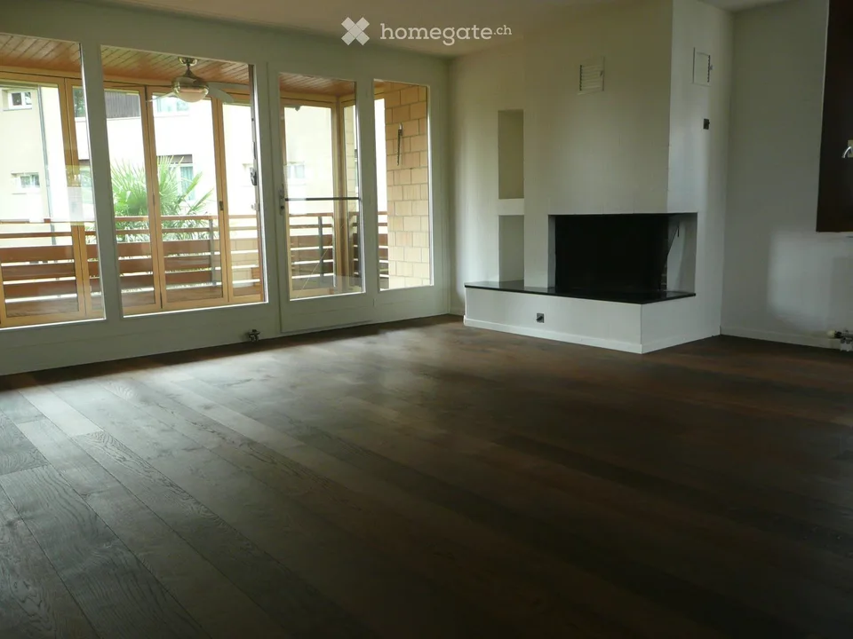 Ampio appartamento di 4.5 locali con balcone a vetri a Cham – foto 3 di 9