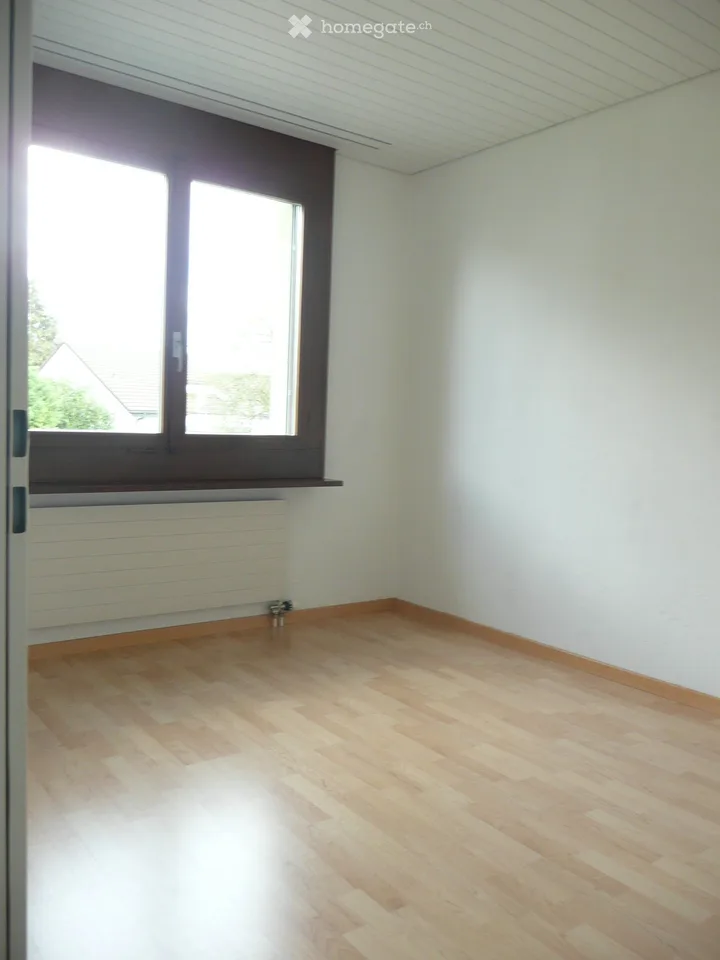 Ampio appartamento di 4.5 locali con balcone a vetri a Cham – foto 7 di 9