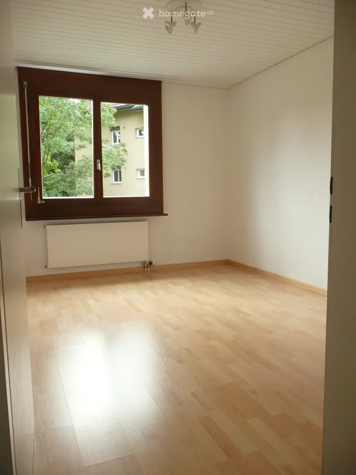 Ampio appartamento di 4.5 locali con balcone a vetri a Cham – foto 6 di 9