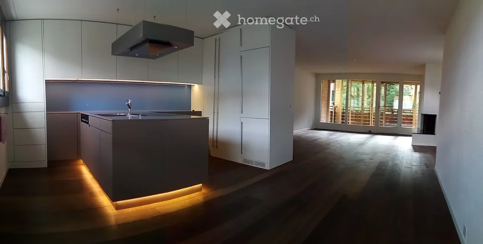Ampio appartamento di 4.5 locali con balcone a vetri a Cham – foto 2 di 9