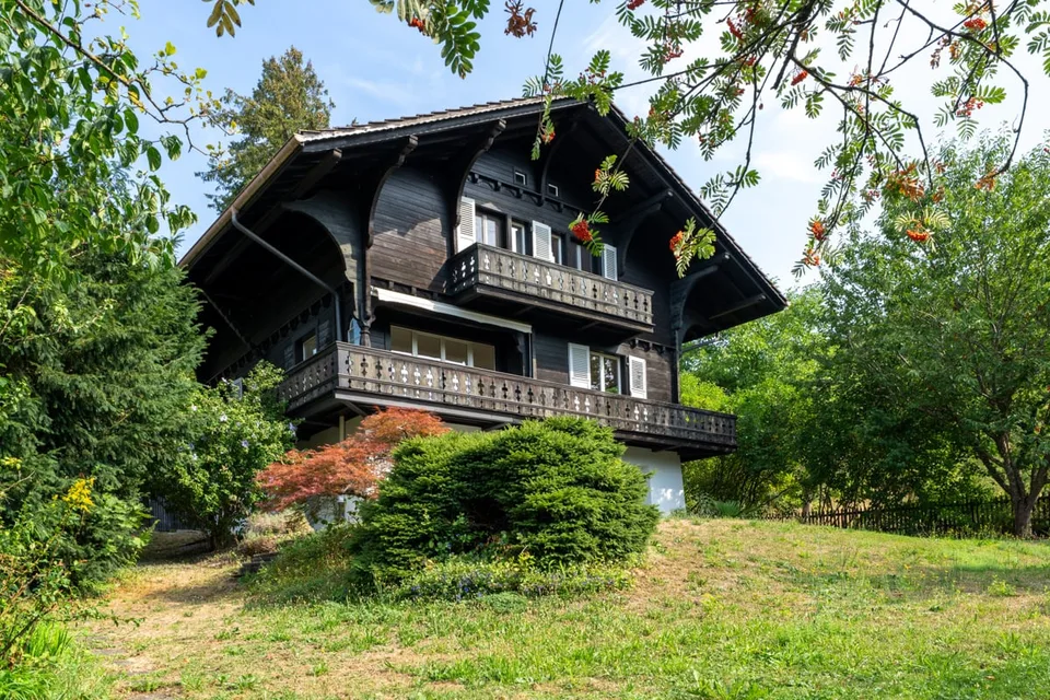 Rustikale Eleganz in Gümligen - freistehendes Chalet mit viel Umschwung – Foto 2 von 17