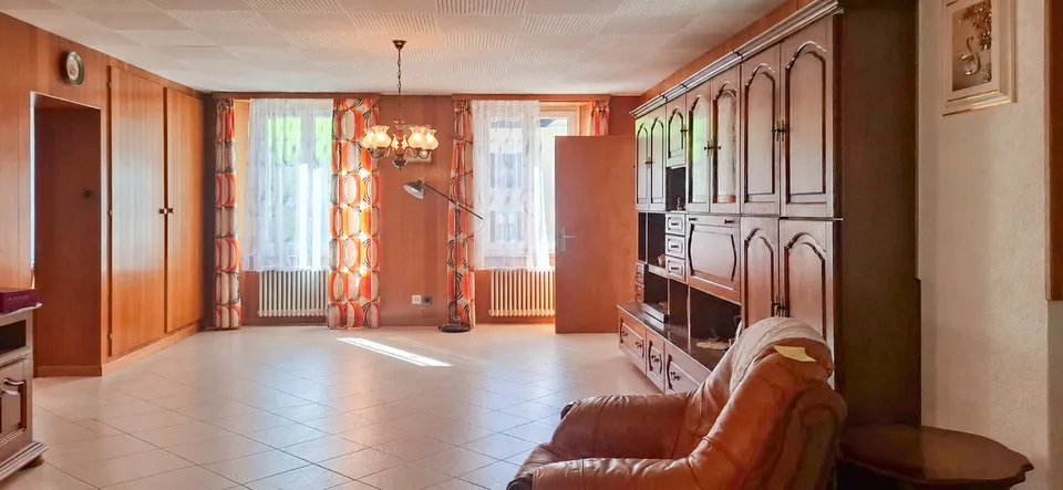 Haus mit 2 Wohnungen, 7 Garagen, Scheune und anderen großen Räumen – Foto 5 von 13