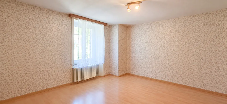 Haus mit 2 Wohnungen, 7 Garagen, Scheune und anderen großen Räumen – Foto 9 von 13