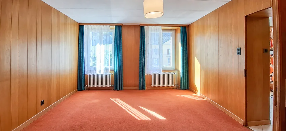 Haus mit 2 Wohnungen, 7 Garagen, Scheune und anderen großen Räumen – Foto 8 von 13
