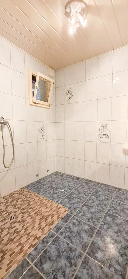 Haus mit 2 Wohnungen, 7 Garagen, Scheune und anderen großen Räumen – Foto 10 von 13