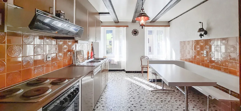 Haus mit 2 Wohnungen, 7 Garagen, Scheune und anderen großen Räumen – Foto 6 von 13