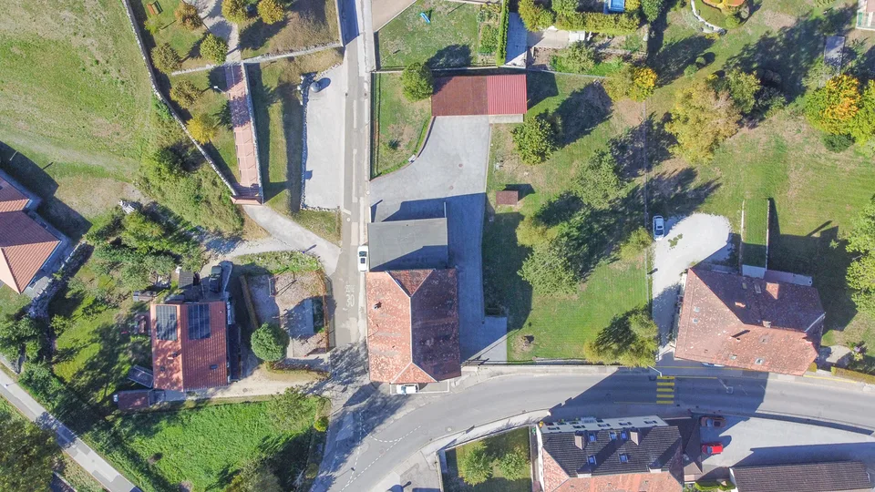 Haus mit 2 Wohnungen, 7 Garagen, Scheune und anderen großen Räumen – Foto 3 von 13