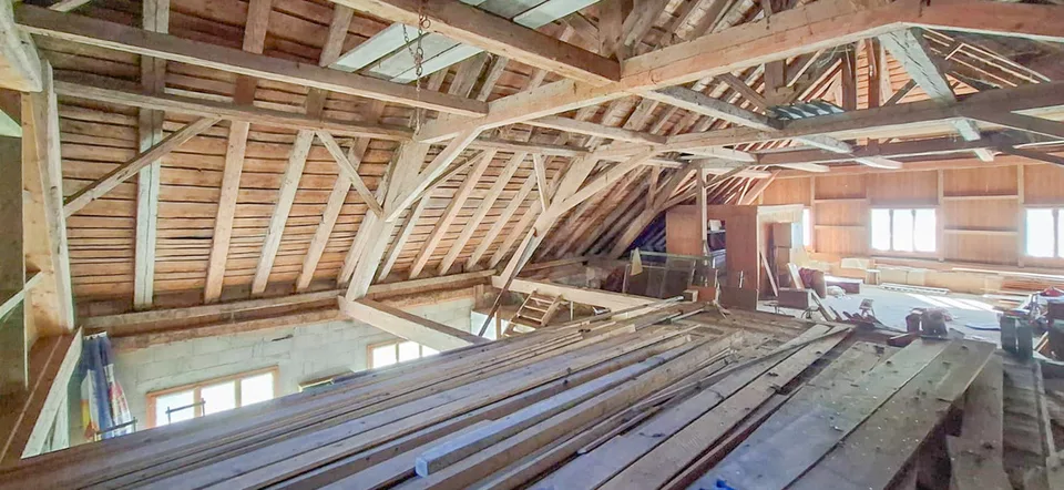 Haus mit 2 Wohnungen, 7 Garagen, Scheune und anderen großen Räumen – Foto 4 von 13