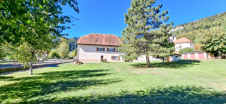 Haus mit 2 Wohnungen, 7 Garagen, Scheune und anderen großen Räumen – Foto 13 von 13