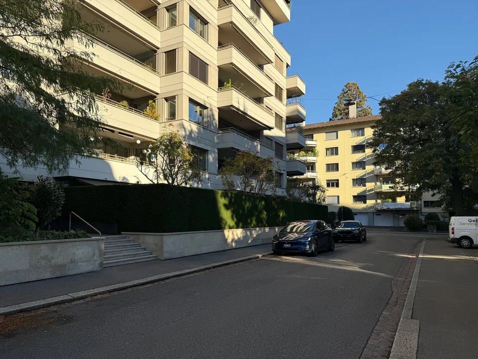 Luxuriöses Wohnen an bester Lage – 2.5-Zimmer-Wohnung mit Loggia und Indoor-Swimmingpool – Foto 11 von 14