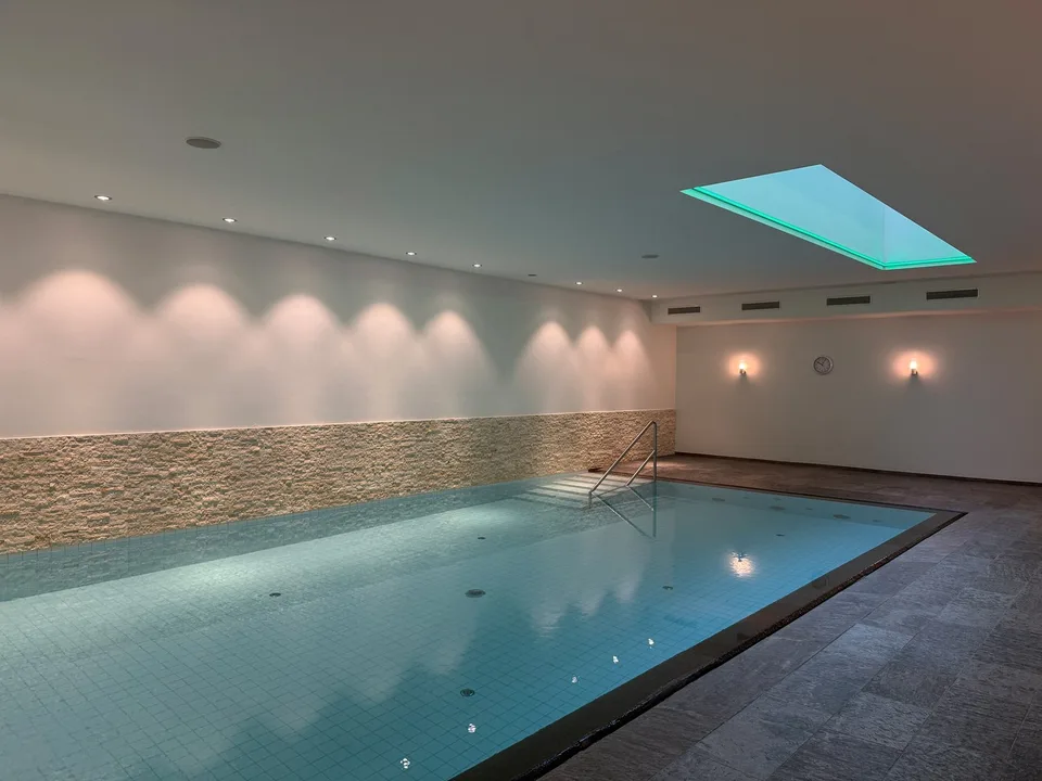 Luxuriöses Wohnen an bester Lage – 2.5-Zimmer-Wohnung mit Loggia und Indoor-Swimmingpool – Foto 9 von 14