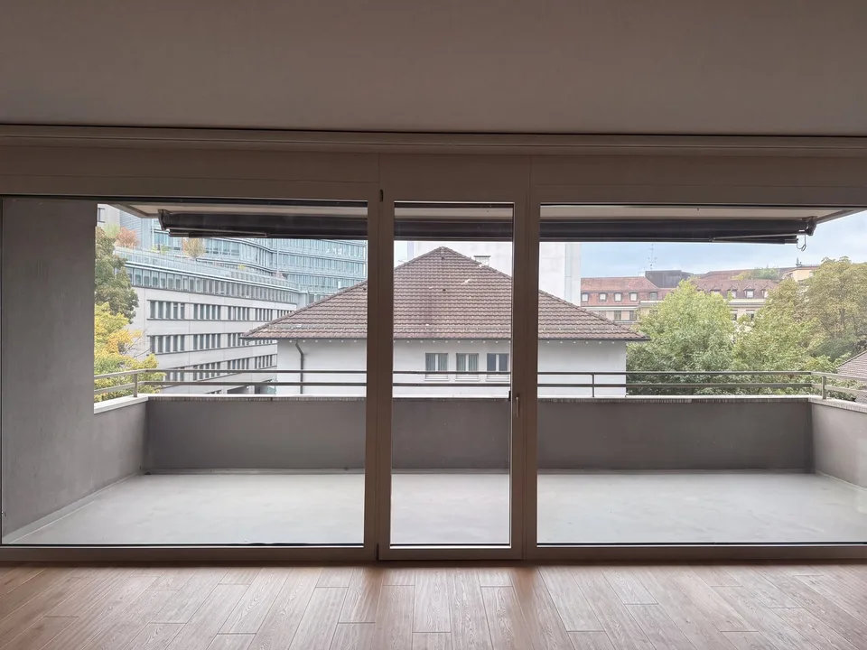 Luxuriöses Wohnen an bester Lage – 2.5-Zimmer-Wohnung mit Loggia und Indoor-Swimmingpool – Foto 2 von 14