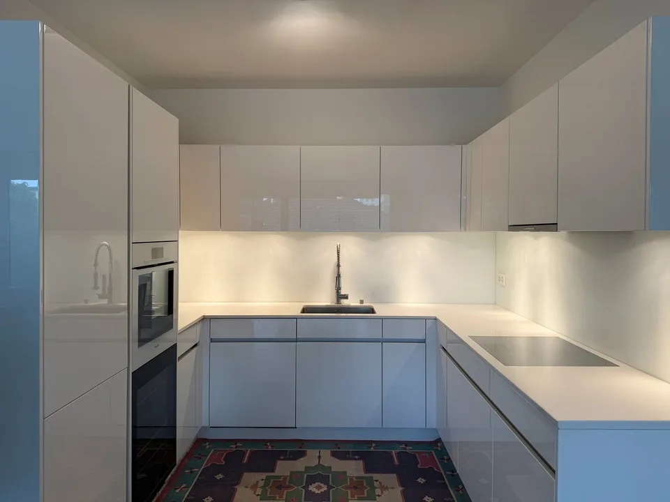 Luxuriöses Wohnen an bester Lage – 2.5-Zimmer-Wohnung mit Loggia und Indoor-Swimmingpool – Foto 3 von 14