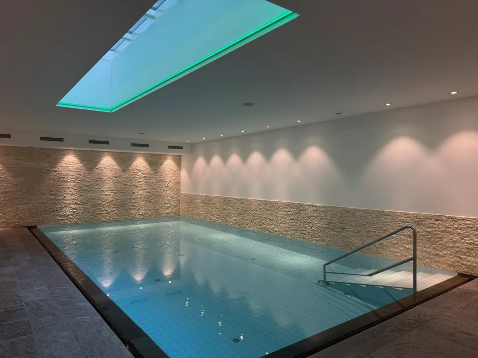 Luxuriöses Wohnen an bester Lage – 2.5-Zimmer-Wohnung mit Loggia und Indoor-Swimmingpool – Foto 10 von 14