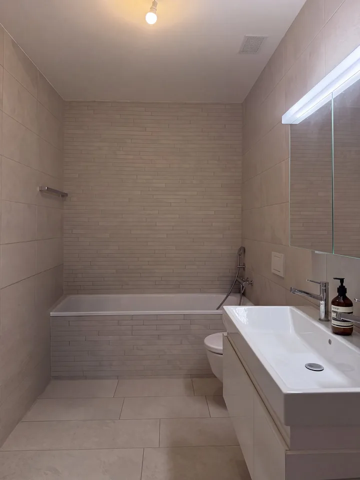 Luxuriöses Wohnen an bester Lage – 2.5-Zimmer-Wohnung mit Loggia und Indoor-Swimmingpool – Foto 6 von 14