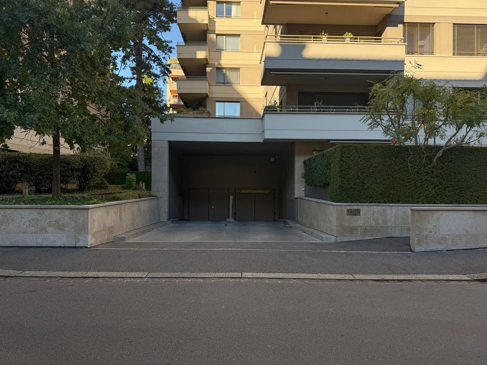 Luxuriöses Wohnen an bester Lage – 2.5-Zimmer-Wohnung mit Loggia und Indoor-Swimmingpool – Foto 12 von 14
