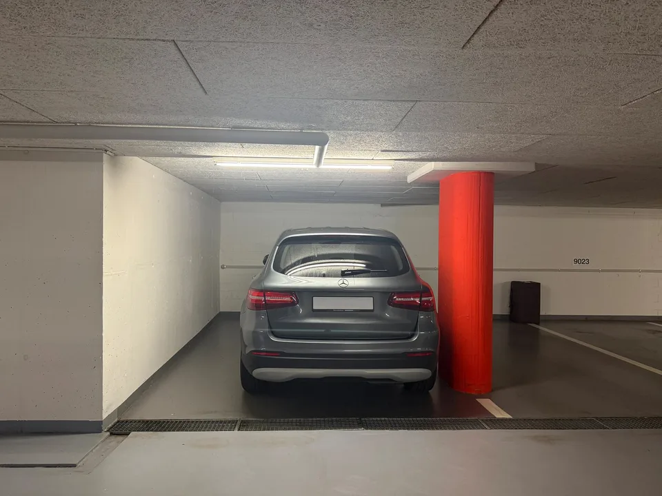 Luxuriöses Wohnen an bester Lage – 2.5-Zimmer-Wohnung mit Loggia und Indoor-Swimmingpool – Foto 13 von 14