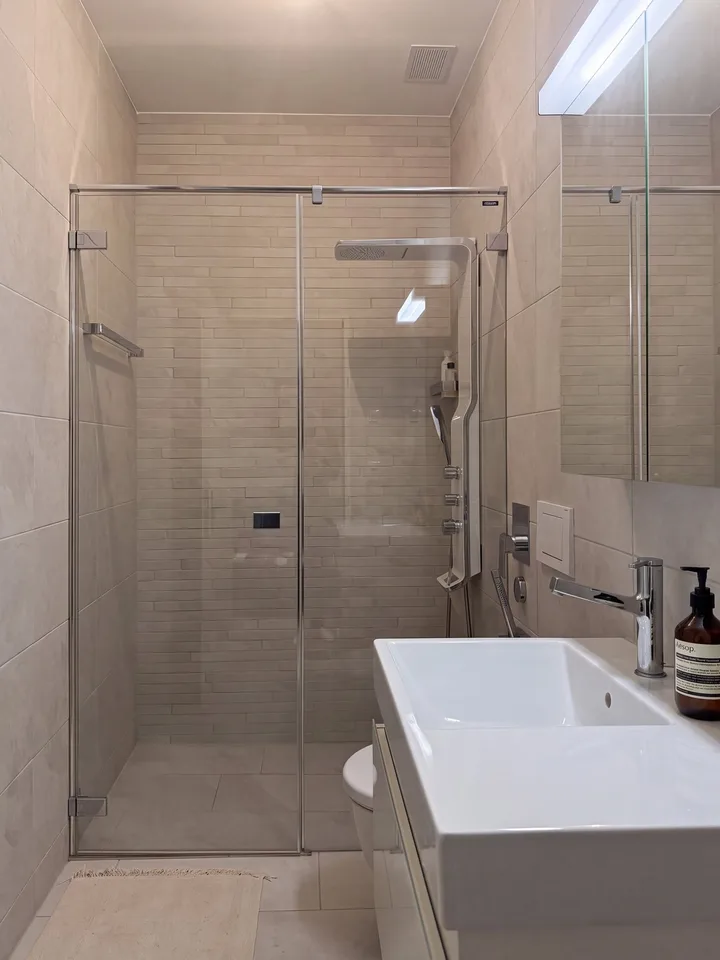 Luxuriöses Wohnen an bester Lage – 2.5-Zimmer-Wohnung mit Loggia und Indoor-Swimmingpool – Foto 8 von 14