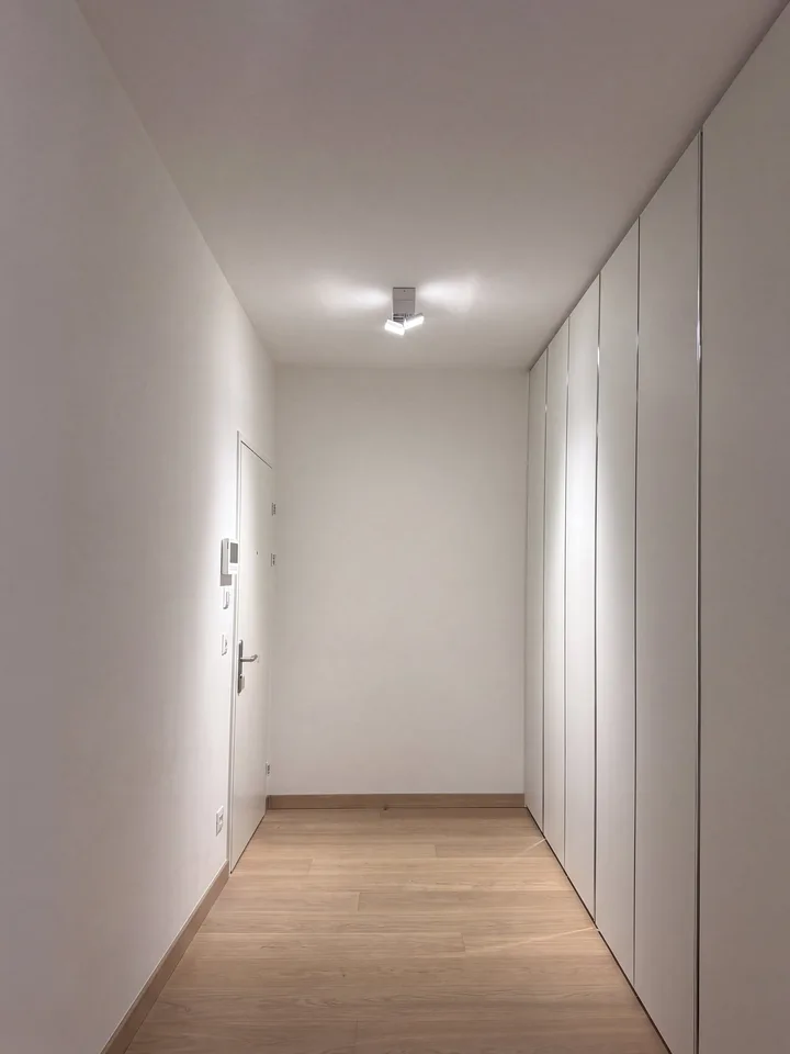 Luxuriöses Wohnen an bester Lage – 2.5-Zimmer-Wohnung mit Loggia und Indoor-Swimmingpool – Foto 7 von 14