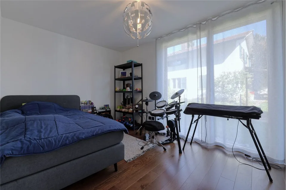 Topmoderne 5½-Zimmer Eigentumswohnung mit grosszügigem Garten – Foto 12 von 13