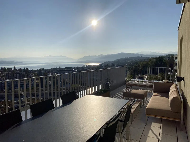 2½ ZIMMER-ATTIKAWOHNUNG IN WÄDENSWIL (ZH), MÖBLIERT, TEMPORÄR – Foto 4 von 10