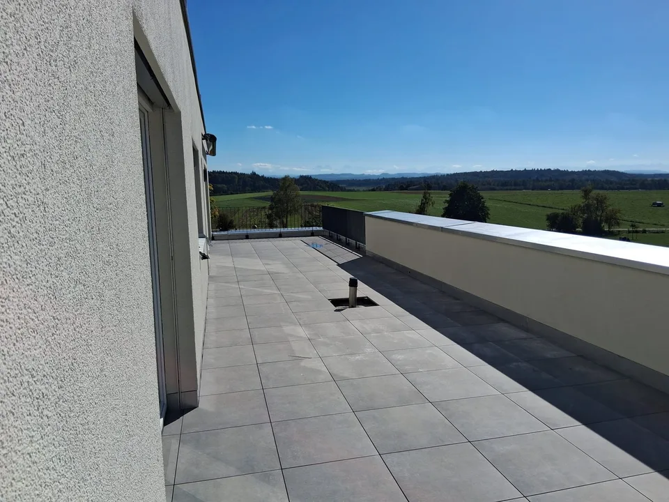 Appartement en mansarde lumineux 3.5 pièces avec grand balcon et belle vue – photo 6 sur 6
