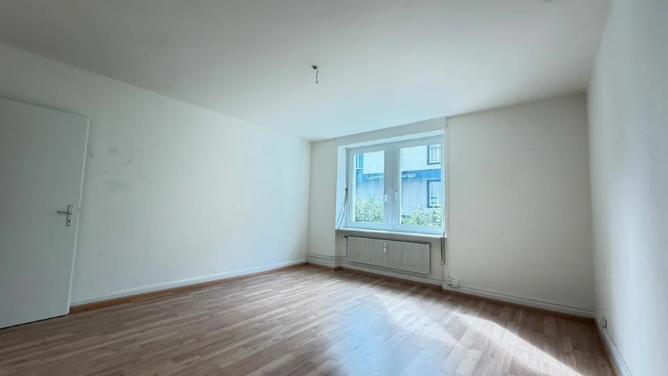 Einfache 2.5-EG-Zimmer-Wohnung mit Balkon und Kellerabteil – Foto 3 von 8