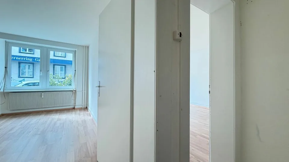 Einfache 2.5-EG-Zimmer-Wohnung mit Balkon und Kellerabteil – Foto 5 von 8